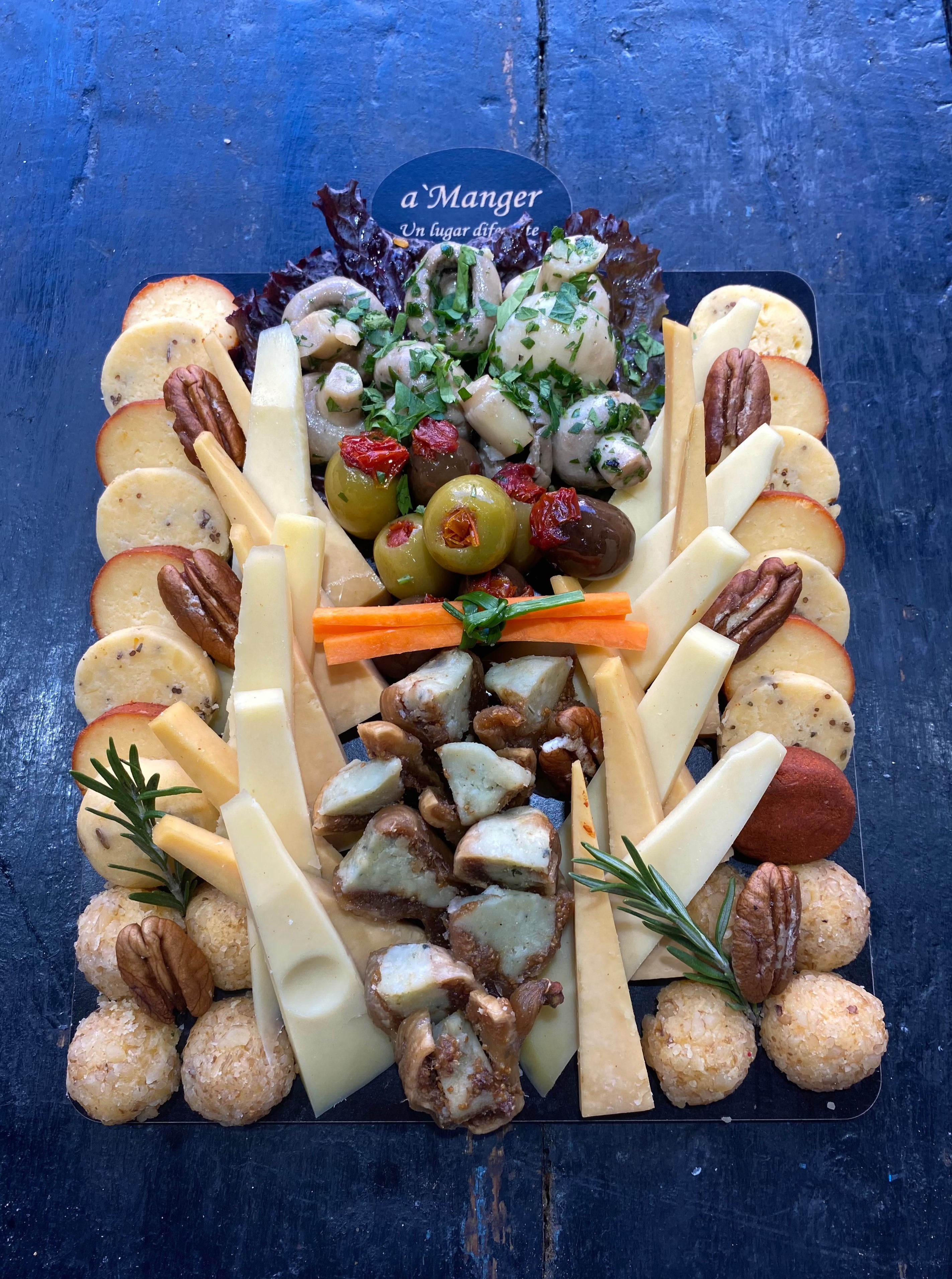 Picada Atenas quesos y aceitunas