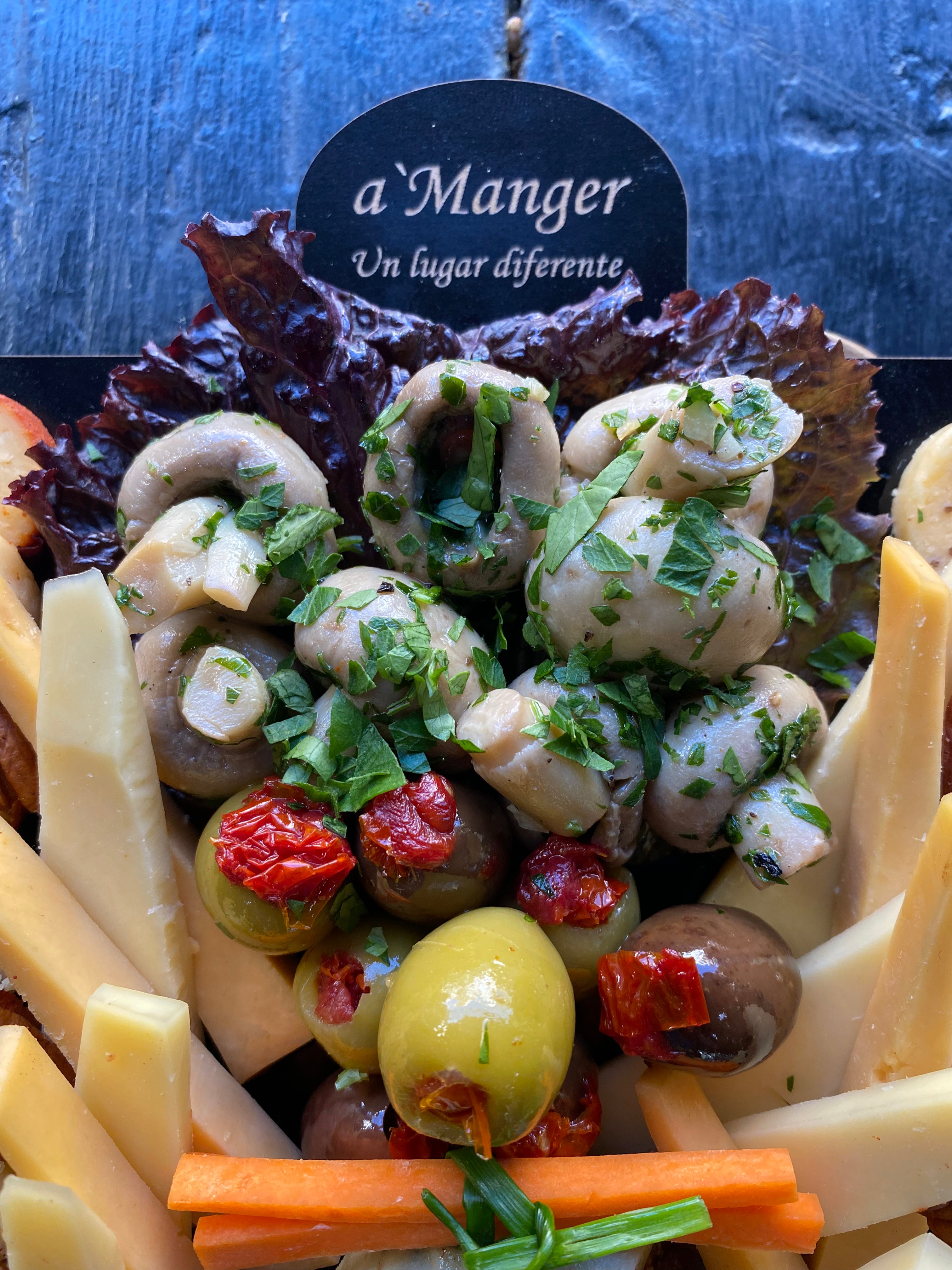 Tablas de quesos hongos y aceitunas