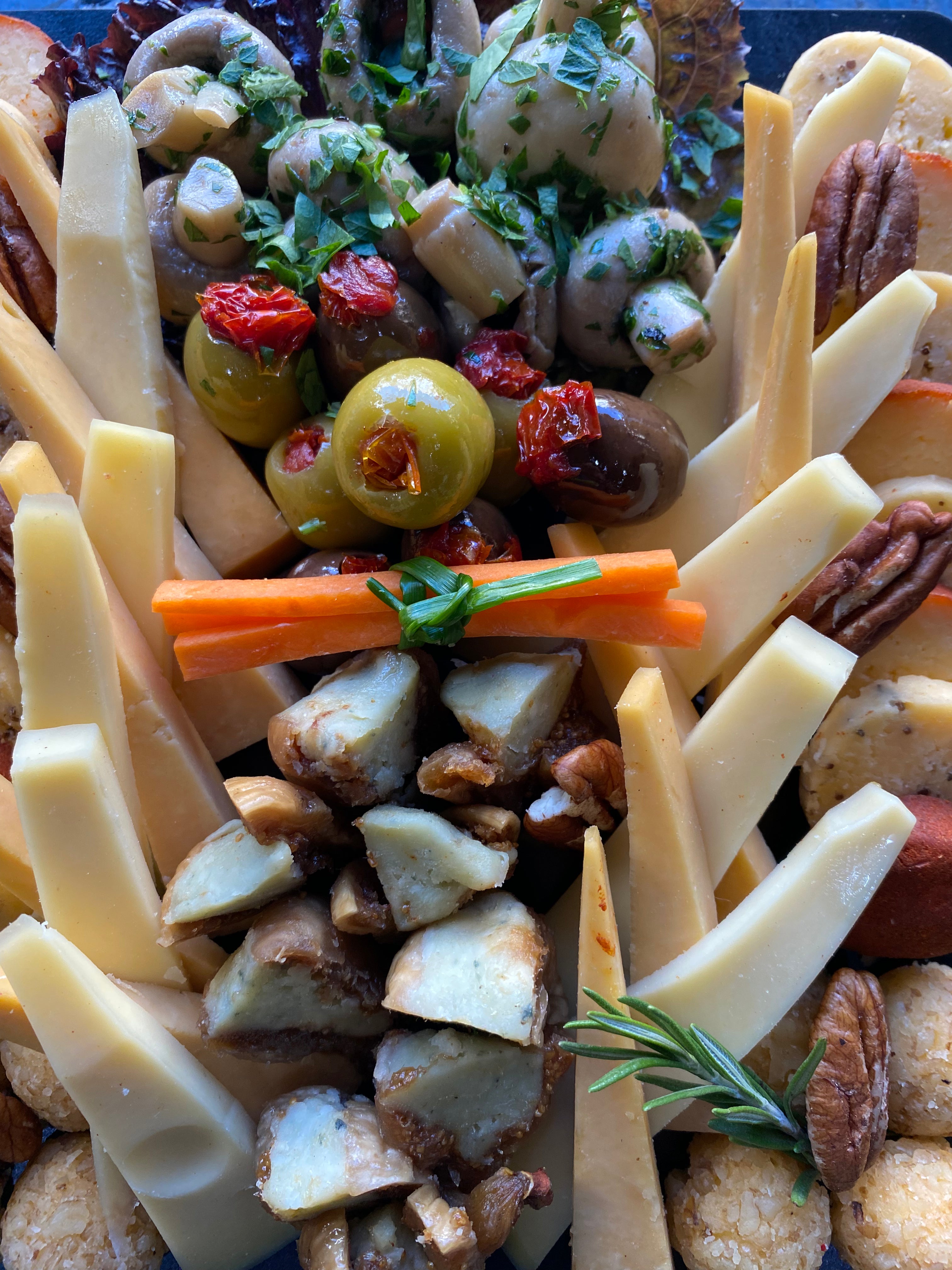 Tabla de quesos y aceitunas Atenas