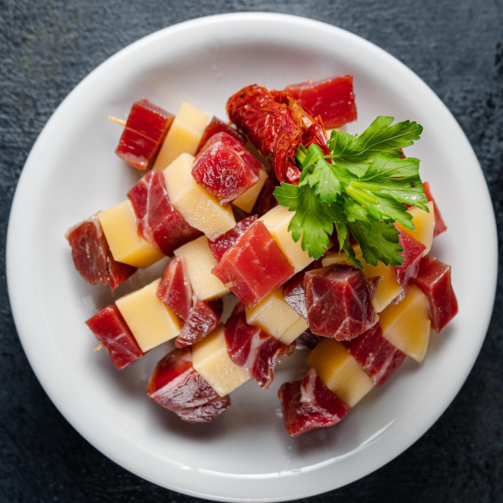 PINCHOS DE JAMÓN CRUDO PROVOLONE 120g