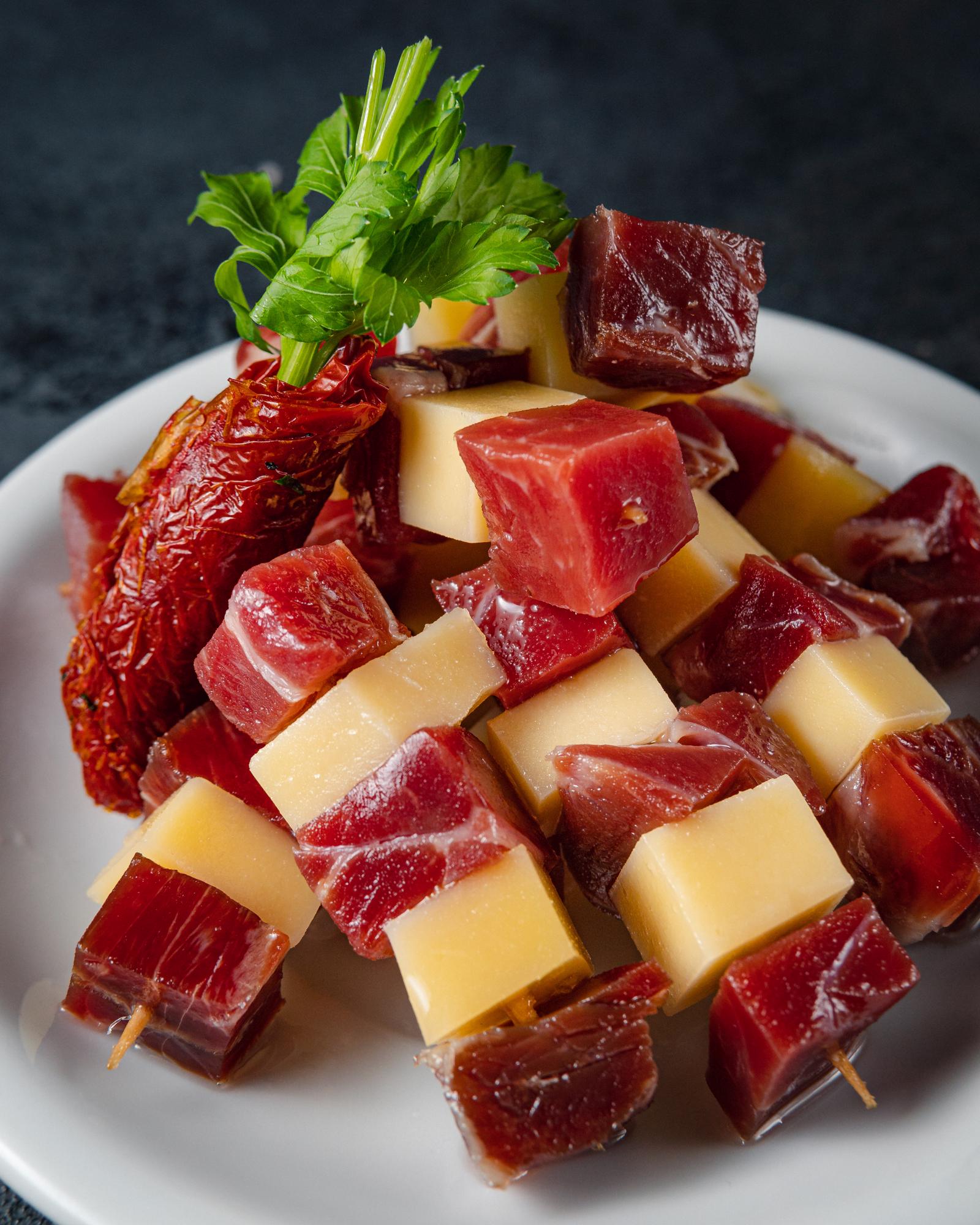 PINCHOS DE JAMÓN CRUDO PROVOLONE 120g