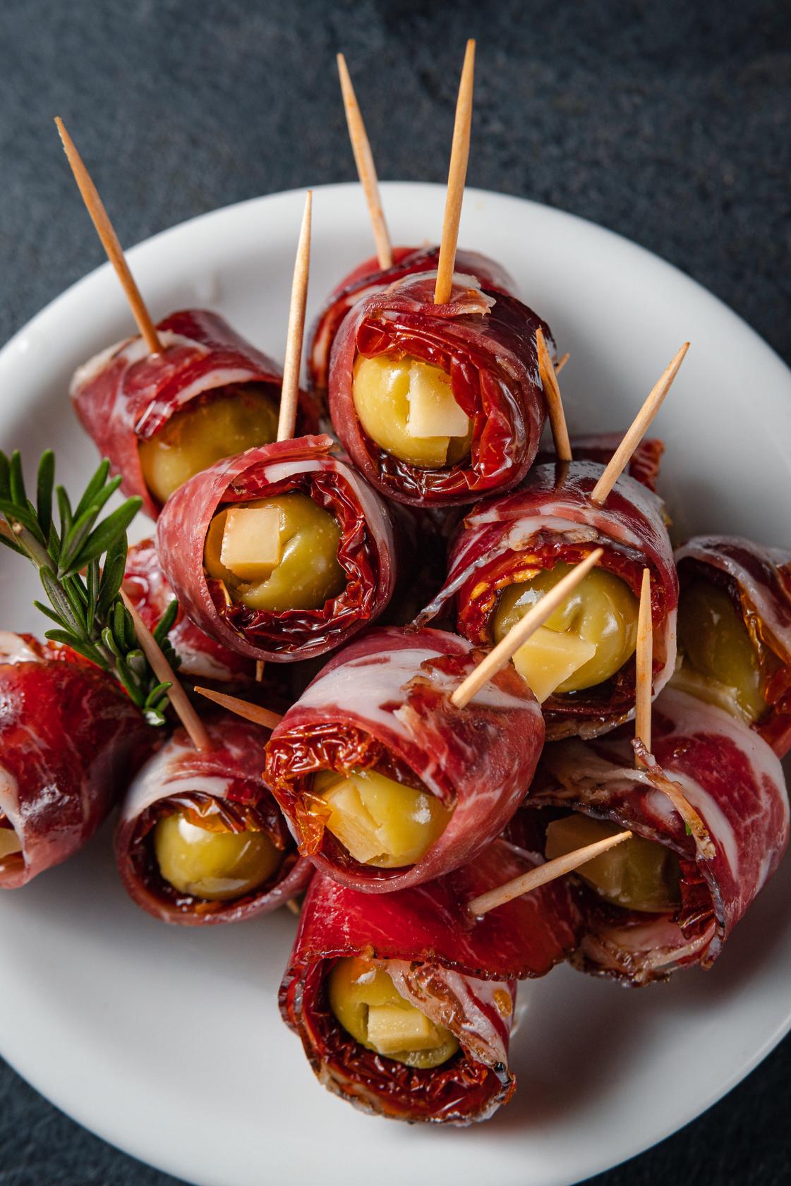 PINCHOS DE BONDIOLA, TOMATES SECOS Y OLIVAS RELLENAS CON PROVOLONE