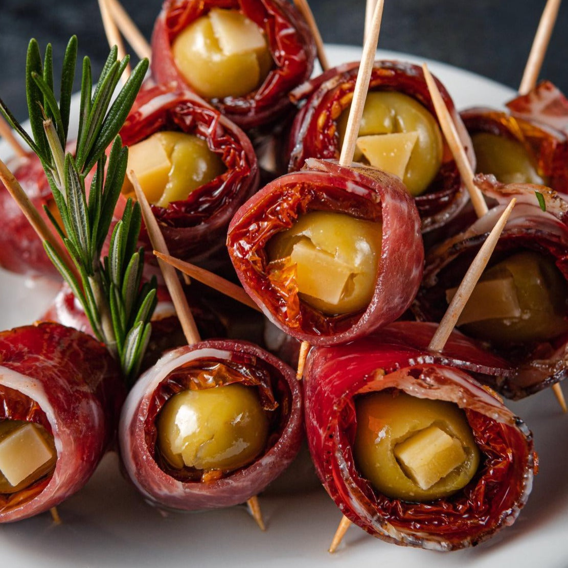 PINCHOS DE BONDIOLA, TOMATES SECOS Y OLIVAS RELLENAS CON PROVOLONE