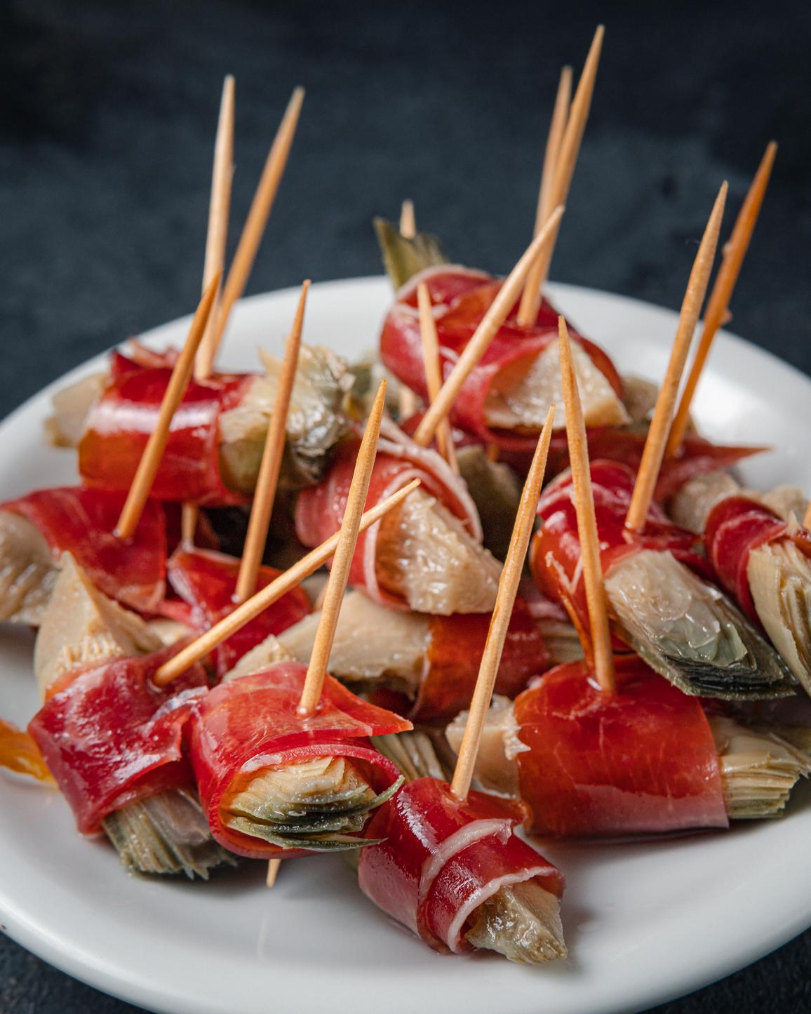 PINCHO ALCAUCILES Y JAMÓN CRUDO