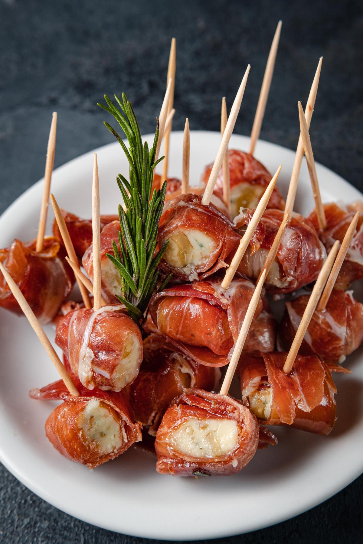 PINCHOS DE QUESO AZUL Y JAMÓN CRUDO