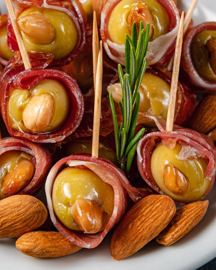 PINCHOS DE JAMÓN CRUDO Y ACEITUNAS RELLENAS CON ALMENDRAS