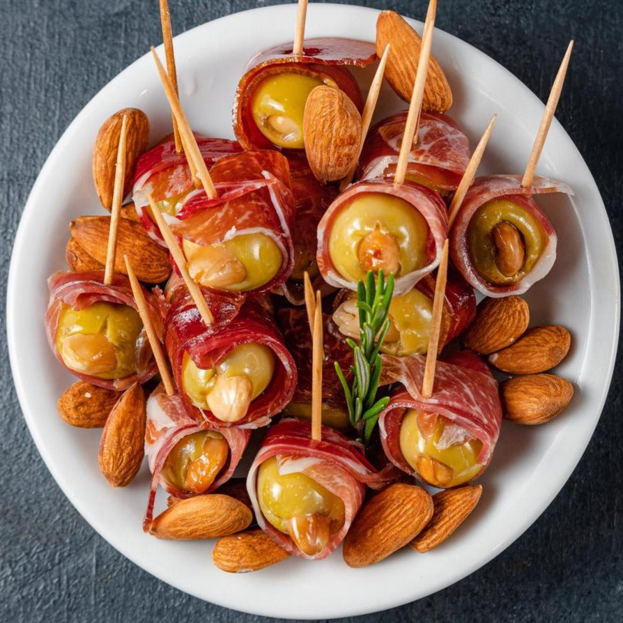PINCHOS DE JAMÓN CRUDO Y ACEITUNAS RELLENAS CON ALMENDRAS