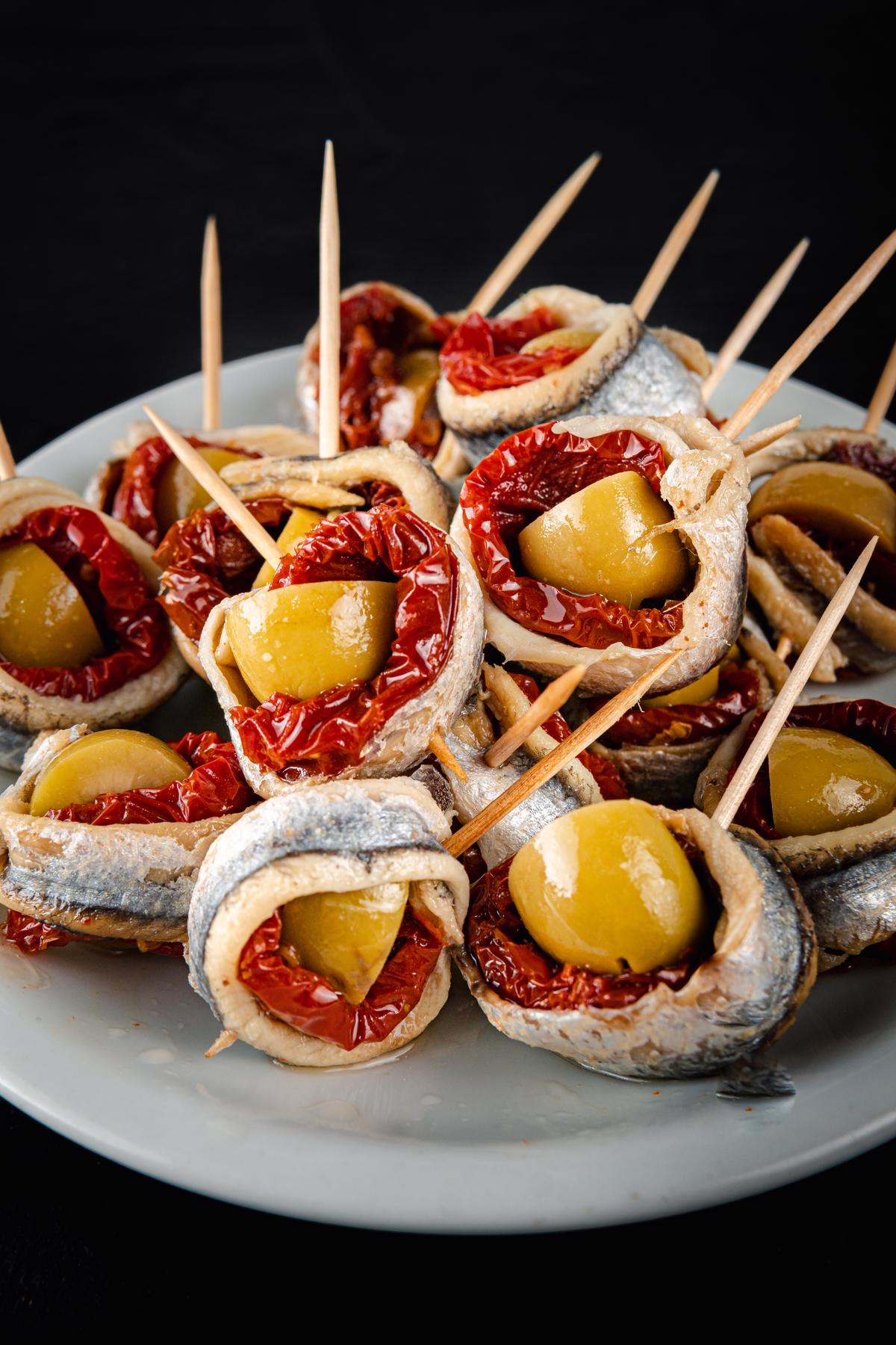 PINCHOS DE BOQUERONES, TOMATES SECOS Y ACEITUNAS RELLENAS CON MORRÓN DE A´MANGER