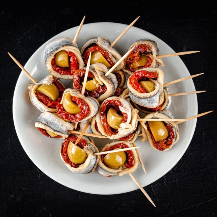 PINCHOS DE BOQUERONES, TOMATES SECOS Y ACEITUNAS RELLENAS CON MORRÓN DE A´MANGER