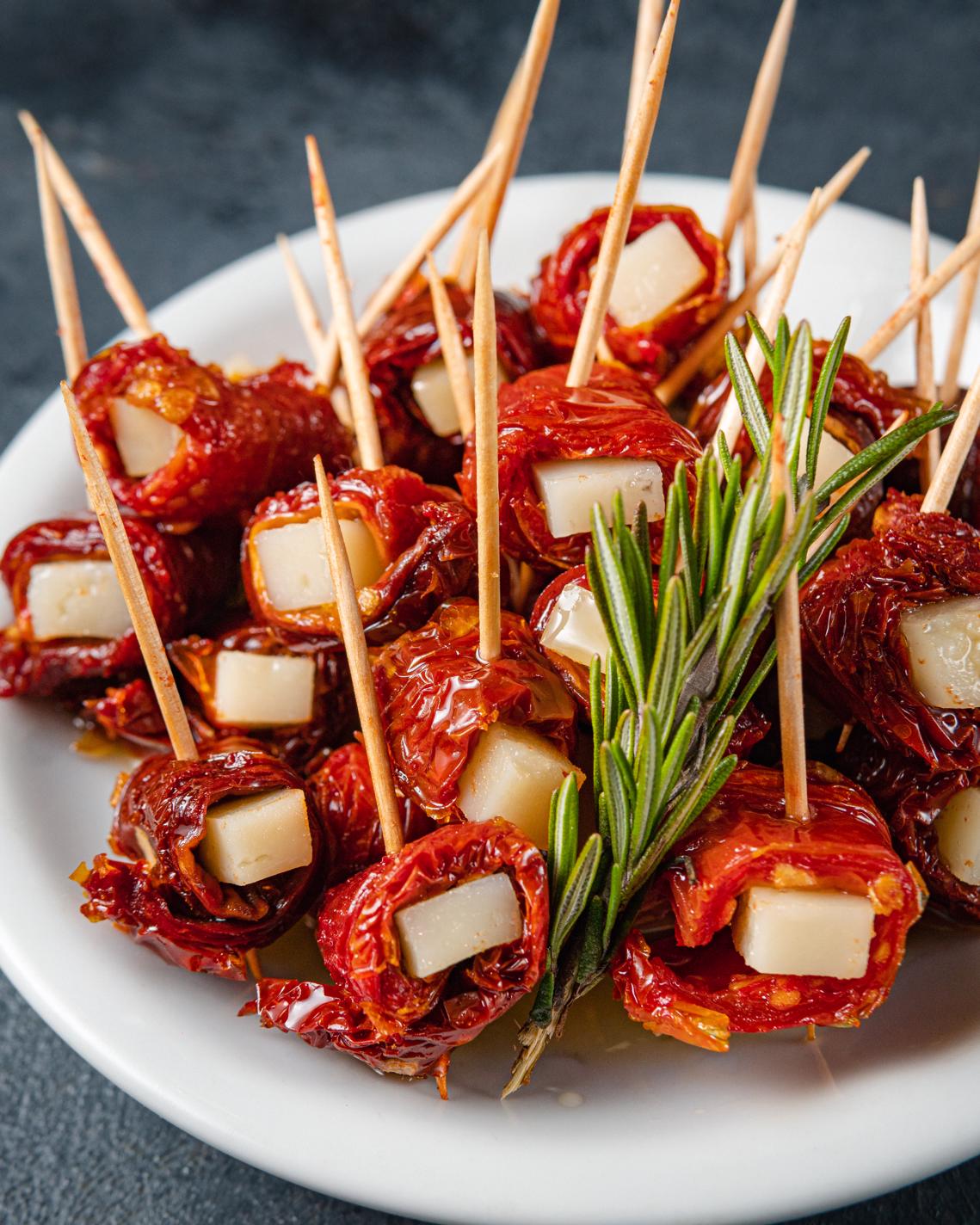 PINCHOS DE QUESO DE CABRA Y TOMATES SECOS