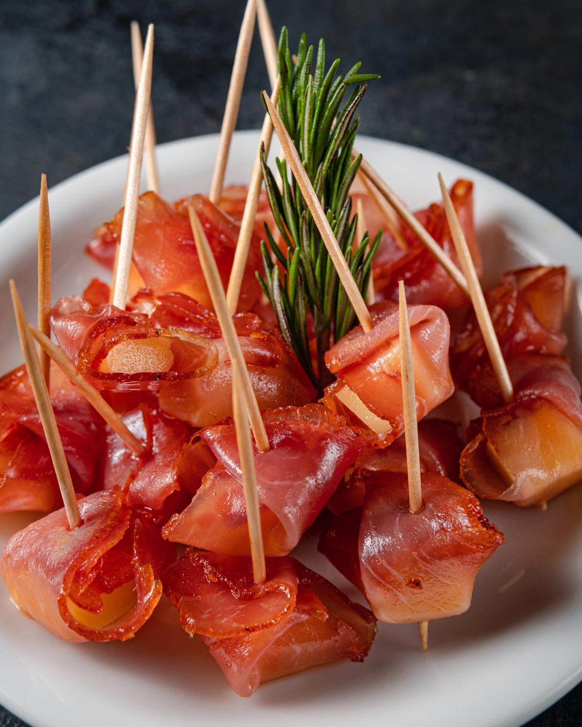 PINCHOS DE LOMO CRUDO Y PARMESANO 120g