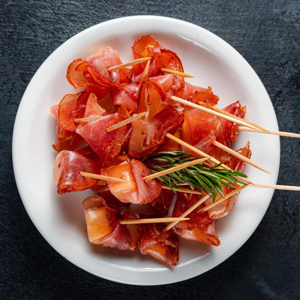 PINCHOS DE LOMO CRUDO Y PARMESANO