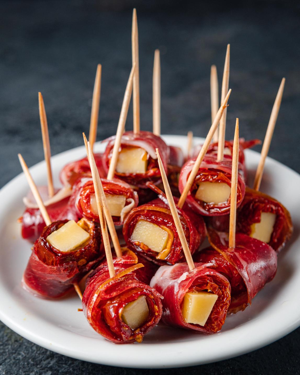 PINCHOS DE JAMON CRUDO, TOMATES SECOS Y PROVOLONE