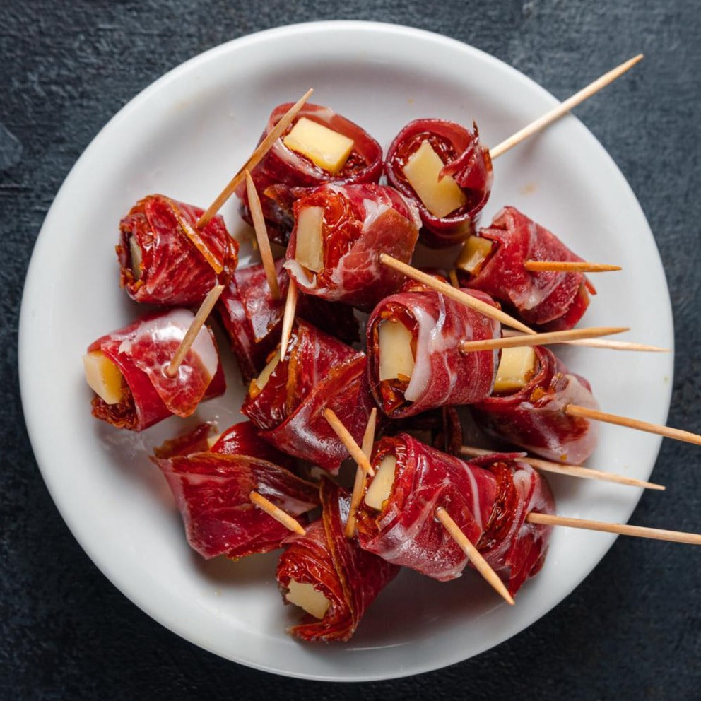 PINCHOS DE JAMON CRUDO, TOMATES SECOS Y PROVOLONE
