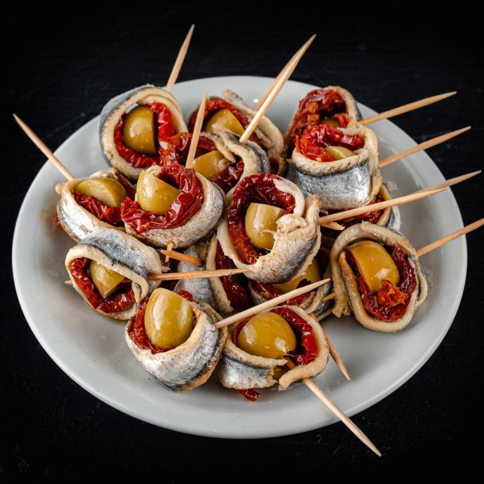 PINCHOS DE BOQUERONES, TOMATES SECOS Y ACEITUNAS RELLENAS CON MORRÓN DE A´MANGER